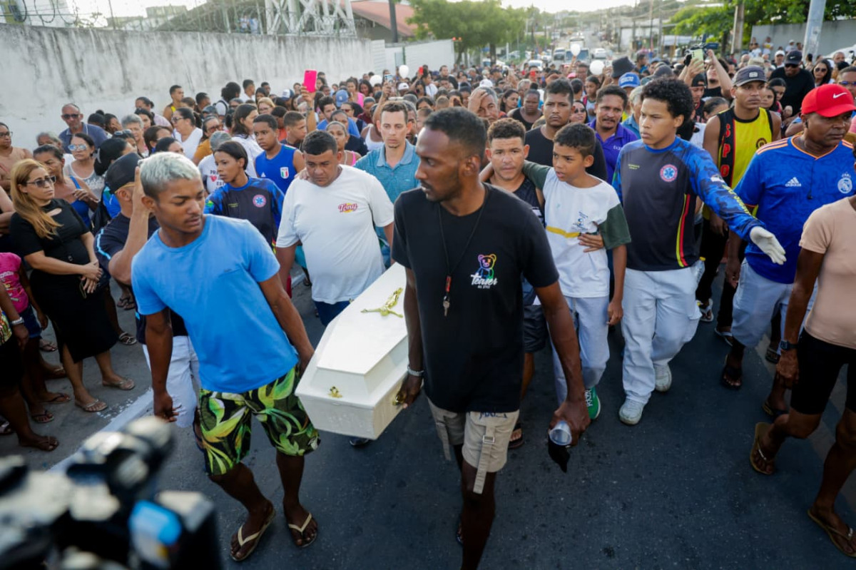 Esther Isabelly é enterrada em São Lourenço da Mata (Foto: Sandy James/DP Foto) Esther Isabelly é enterrada em São Lourenço da Mata/Foto: Sandy James/DP Foto