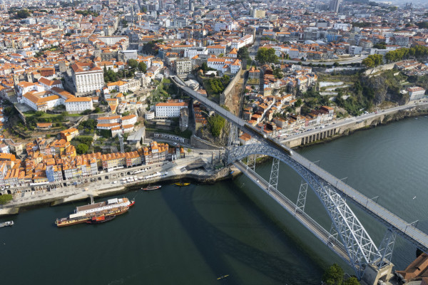 Vista aérea da cidade do Porto, Portugal (Foto: vwalakte/freepik)