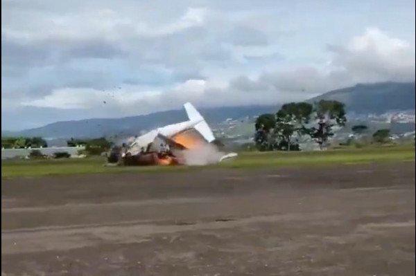 Momento em que a aeronave modelo Cheyenne YV1443 cai ao tentar decolar no Aeroporto de Paramillo (Foto: Reprodução/Redes sociais)