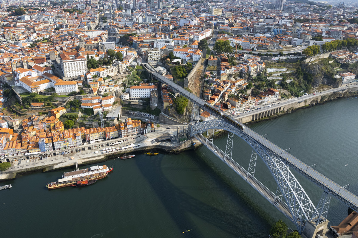 Vista aérea da cidade do Porto, Portugal/Foto: vwalakte/freepik