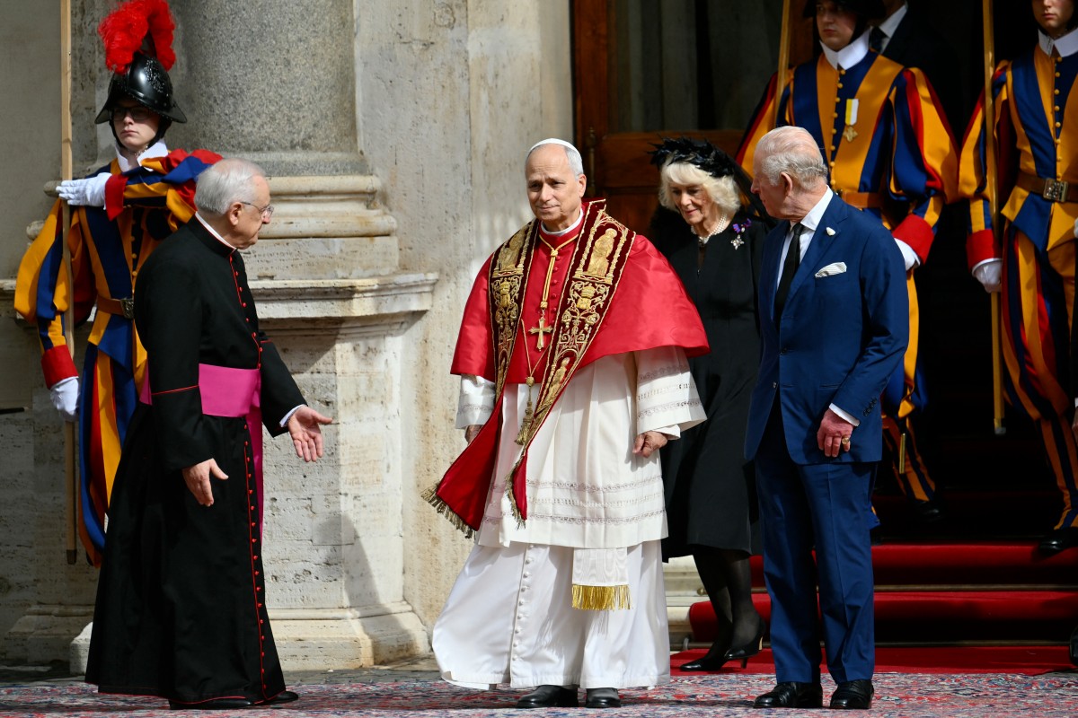 O Papa Leão XIV se despede do Rei Charles III e da Rainha Camilla no pátio de San Damaso durante sua visita de Estado ao Vaticano em 23 de outubro de 2025. (Foto de Alberto PIZZOLI / AFP) ( AFP) O Papa Leão XIV se despede do Rei Charles III e da Rainha Camilla no pátio de San Damaso durante sua visita de Estado ao Vaticano em 23 de outubro de 2025. (Foto de Alberto PIZZOLI / AFP)/ AFP