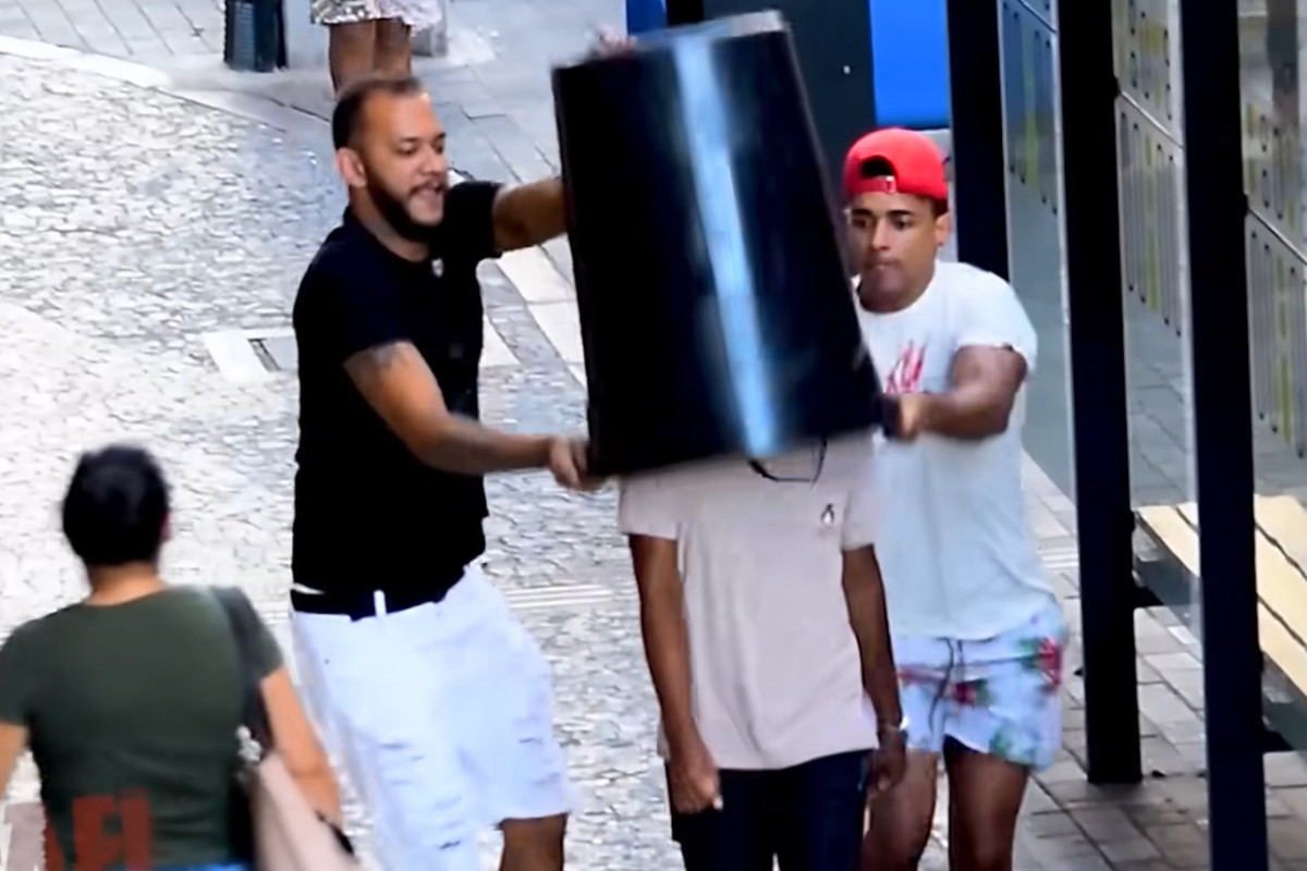 Rafael Chocolate, de boné vermelho, gravando pegadinha no Recife (Foto: Reprodução/YouTube) Rafael Chocolate, de boné vermelho, gravando pegadinha no Recife/Foto: Reprodução/YouTube