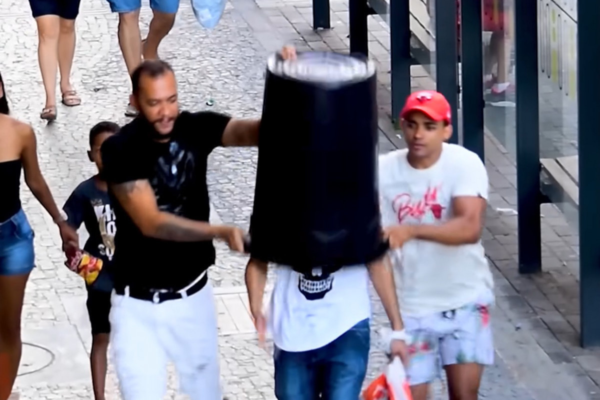 Rafael Chocolate, de boné vermelho, deverá pagar R$ 15 mil a autor da ação. (Foto: Reprodução/YouTube)