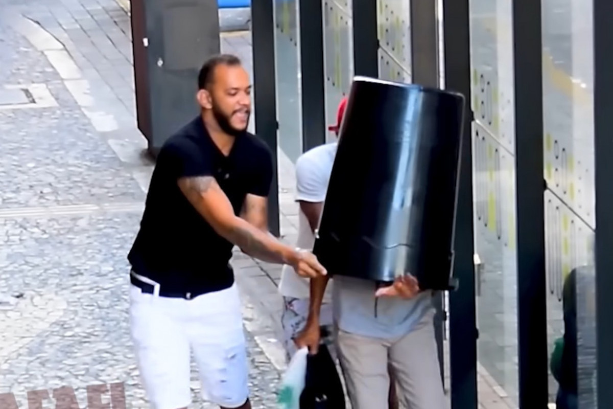 Rafael Chocolate, de boné vermelho, deverá pagar R$ 15 mil a autor da ação. (Foto: Reprodução/YouTube)