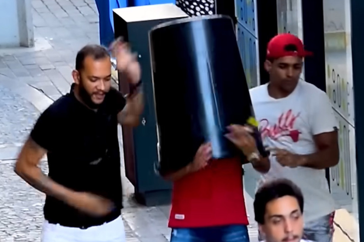 Rafael Chocolate, de boné vermelho, deverá pagar R$ 15 mil a autor da ação. (Foto: Reprodução/YouTube)