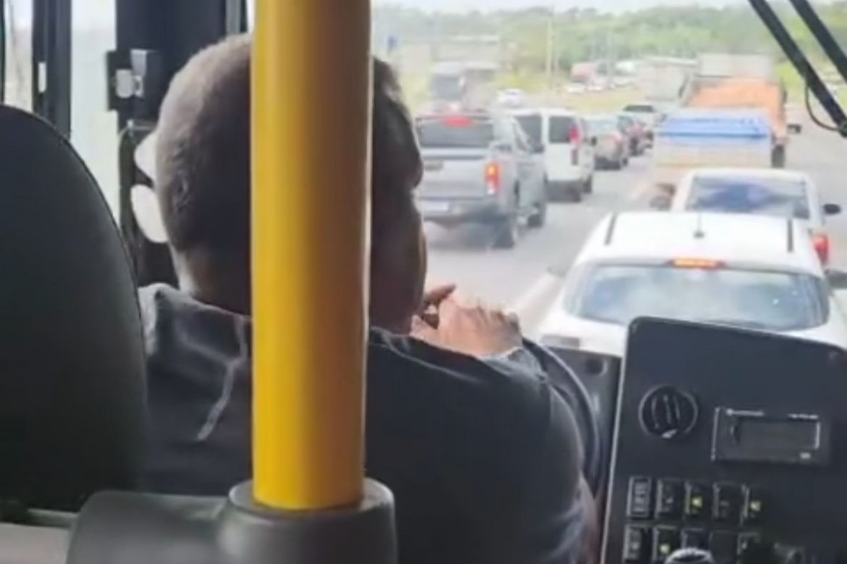 Passageiro assume direção de ônibus após motorista deixar veículo/Foto: Reprodução/Instagram