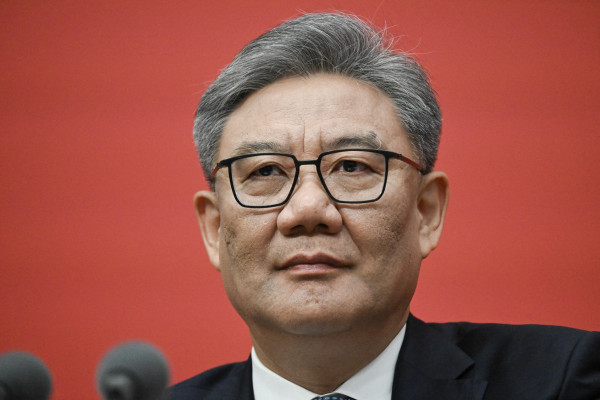 O Ministro do Comércio da China, Wang Wentao, participa de uma coletiva de imprensa do Comitê Central do Partido Comunista da China (PCC) em Pequim, em 24 de outubro de 2025. (Foto de Pedro PARDO / AFP)