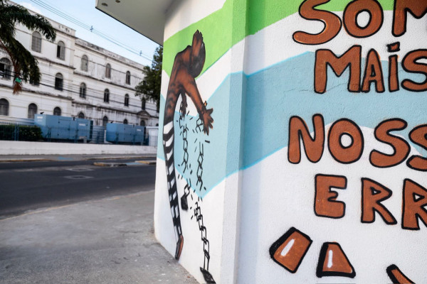 Grafite no bairro dos Coelhos, no Recife, aborda luta do povo negro (Foto: Crysli Viana/DP Foto)