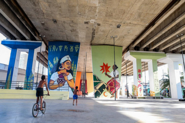 Praça embaixo do viaduto Joana Bezerra traz arte urbana para perto do lazer dos recifenses  (Foto: Crysli Viana/DP Foto)