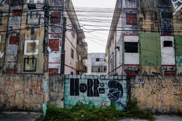 Lugares abandonados são "tela em branco" para grafiteiros  (Foto: Crysli Viana/DP Foto)