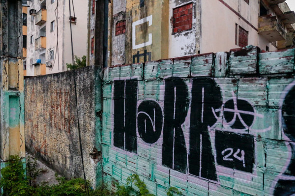 Grafite em Paulista traz assinatura de artista (Foto: Crysli Viana/DP Foto)