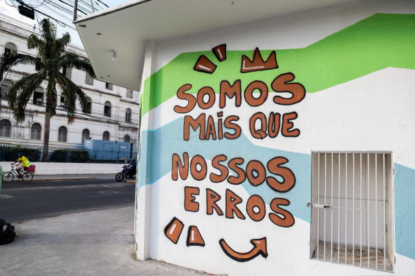 Grafite no bairro dos Coelhos, no Recife, traz mensagens de conscientização  (Foto: Crysli Viana/DP Foto)