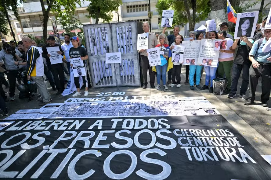 Manifestantes protestam contra o governo do presidente Nicolás Maduro e pedindo a libertação de presos políticos. (JUAN BARRETO/AFP) Manifestantes protestam contra o governo do presidente Nicolás Maduro e pedindo a libertação de presos políticos./JUAN BARRETO/AFP