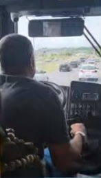 Passageiro assumiu controle de ônibus após motorista descer de veículo por ter sido ofendido 