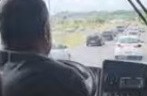 Passageiro assumiu controle de ônibus após motorista descer de veículo por ter sido ofendido 