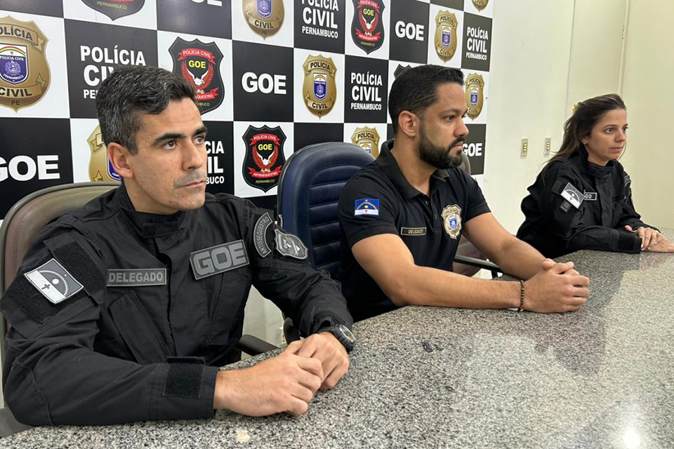 Delegado Jorge Pinto (E) explicou detalhes da operação na coletiva desta sexta (24) (DIVULGAÇÃO/PCPE) Delegado Jorge Pinto (E) explicou detalhes da operação na coletiva desta sexta (24)/DIVULGAÇÃO/PCPE