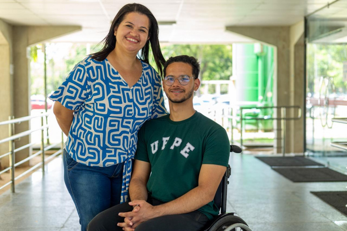 Heberth Vinícius Silva de Santana e sua mãe, Rozilda Maria da Silva (Rafael Vieira/DP Foto)