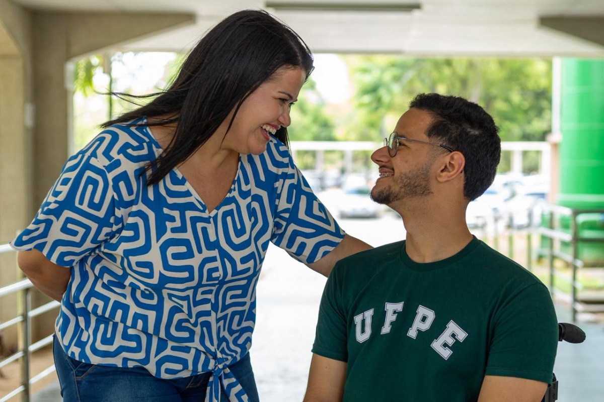 Heberth Vinícius Silva de Santana e sua mãe, Rozilda Maria da Silva (Rafael Vieira/DP Foto)