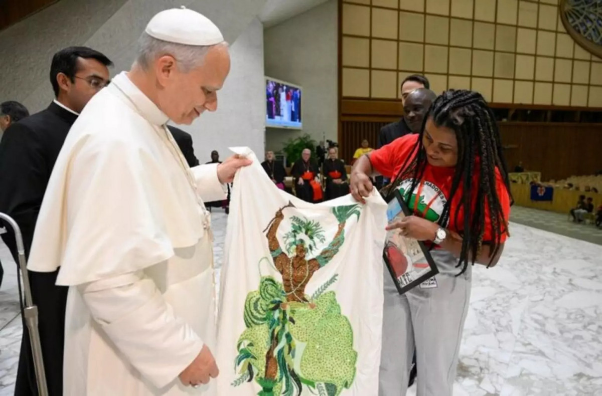 Papa foi presenteado com uma bandeira com imagem do orixá Ossanha  (Reprodução/Instagram/@vaticannewspt) Papa foi presenteado com uma bandeira com imagem do orixá Ossanha /Reprodução/Instagram/@vaticannewspt