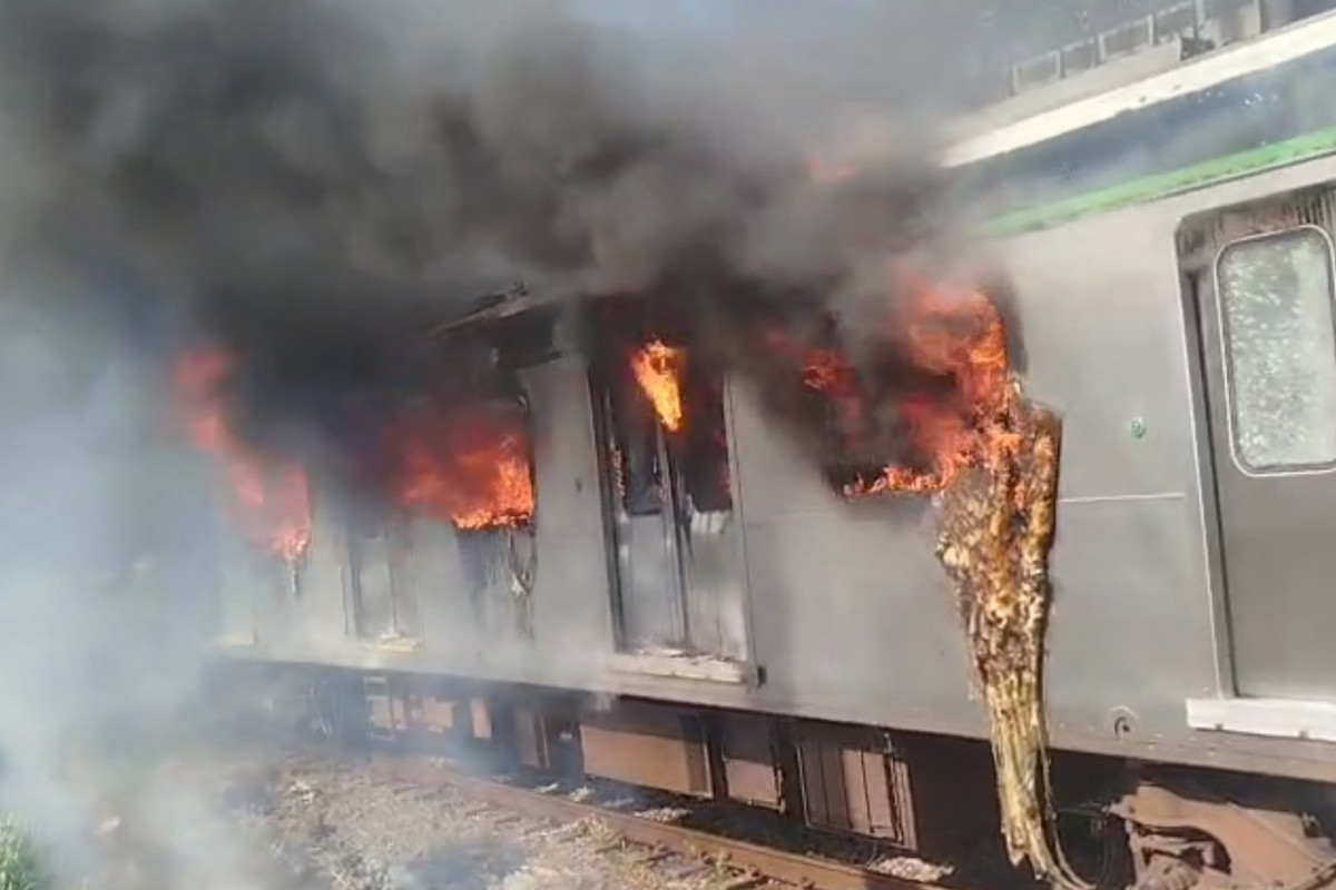 Trem pegou fogo e passageiros pularam para os trilhos./Foto: Reprodução