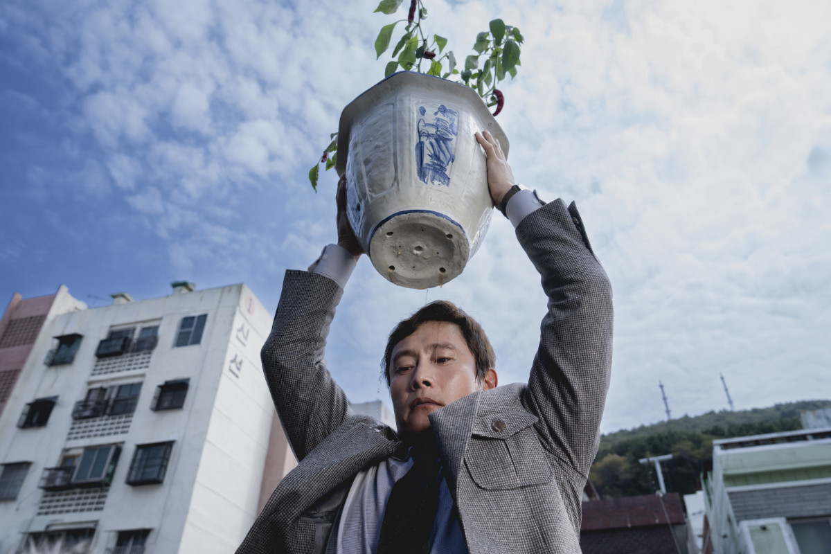 Lee Byung-hun interpreta o protagonista que decide assassinar seus concorrentes a uma vaga numa fábrica de papel (CJ Entertainment)