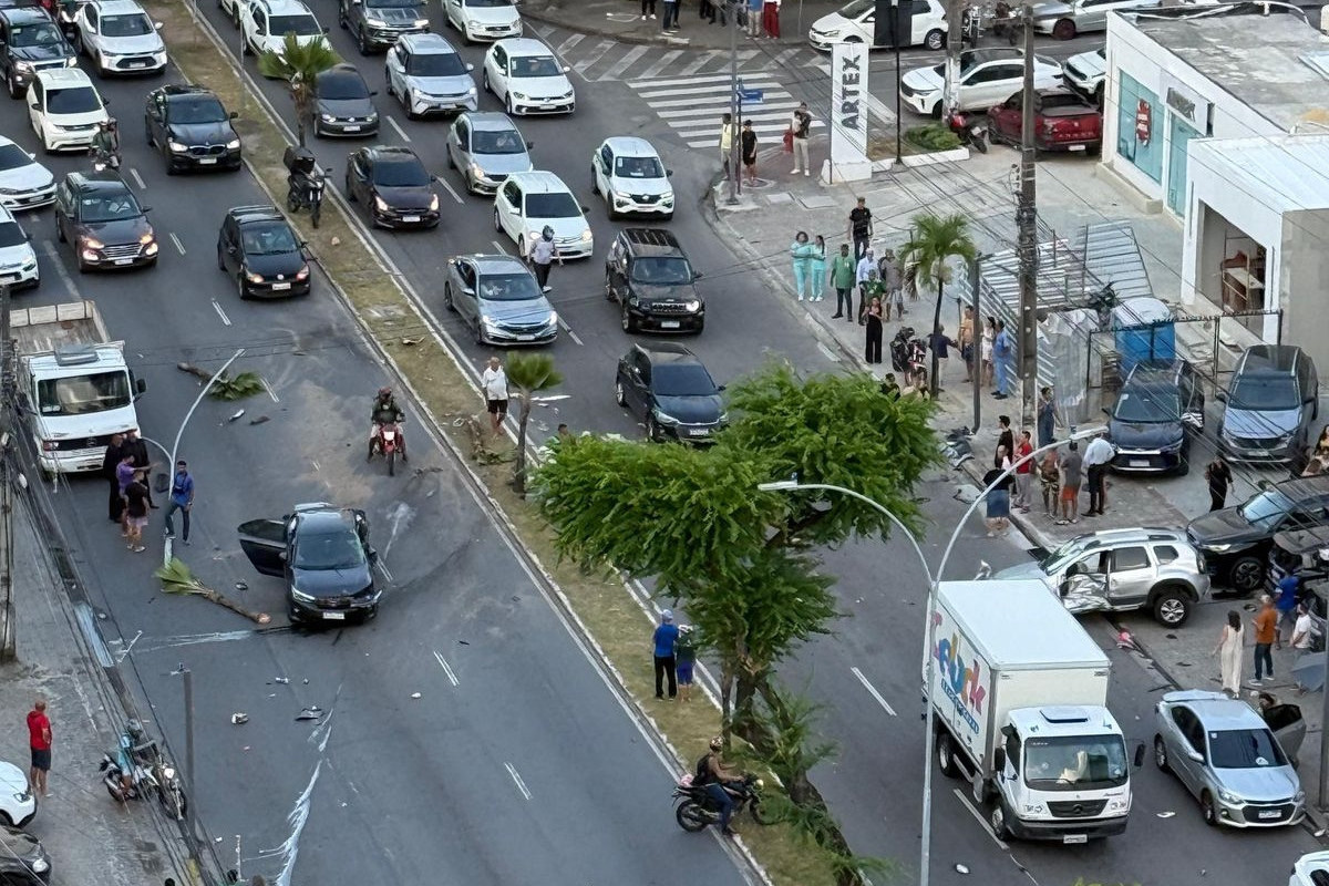 Acidente aconteceu na Av. Domingos Ferreira, em Boa Viagem.  (Thuanne Tenório/Cortesia) Acidente aconteceu na Av. Domingos Ferreira, em Boa Viagem. /Thuanne Tenório/Cortesia