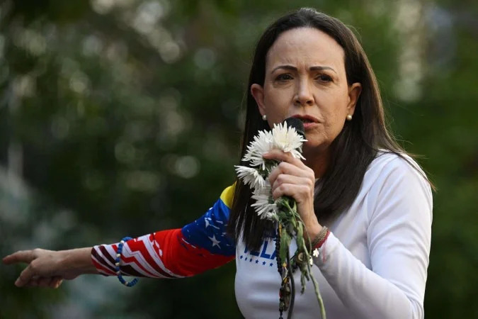 A líder da oposição venezuelana Maria Corina Machado discursa para apoiadores durante um protesto convocado pela oposição na véspera da posse presidencial, em Caracas, em 9 de janeiro de 2025 (FEDERICO PARRA/AFP) A líder da oposição venezuelana Maria Corina Machado discursa para apoiadores durante um protesto convocado pela oposição na véspera da posse presidencial, em Caracas, em 9 de janeiro de 2025/FEDERICO PARRA/AFP