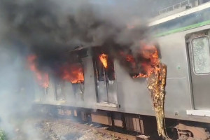 Trem pegou fogo e passageiros pularam para os trilhos.