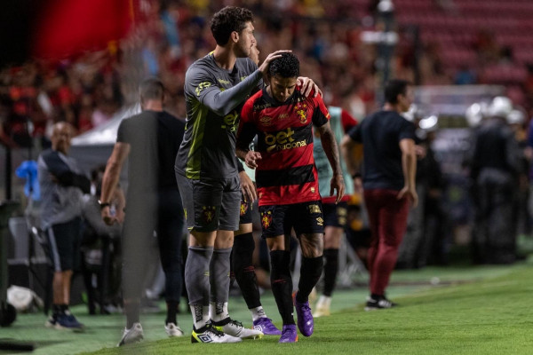 Meia-atacante Matheusinho foi expulso aos 22 minutos na derrota para o Mirassol na Ilha do Retiro (Rafael Vieira)
