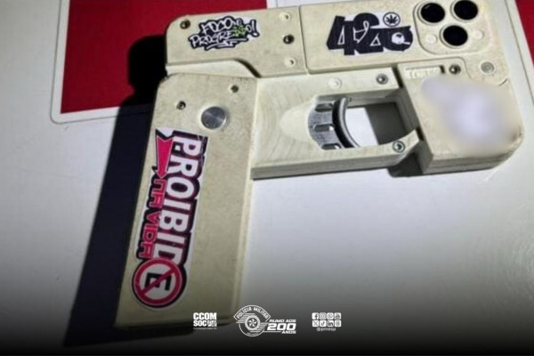 Homem é preso com arma que se disfarça de celular em SP (Foto: PMSP)