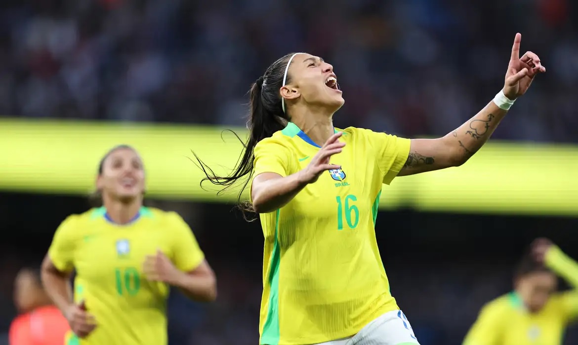 Brasileiras celebram vitória contra a Inglaterra (Lívia Villas Boas/CBF Versão em áudio) Brasileiras celebram vitória contra a Inglaterra/Lívia Villas Boas/CBF Versão em áudio