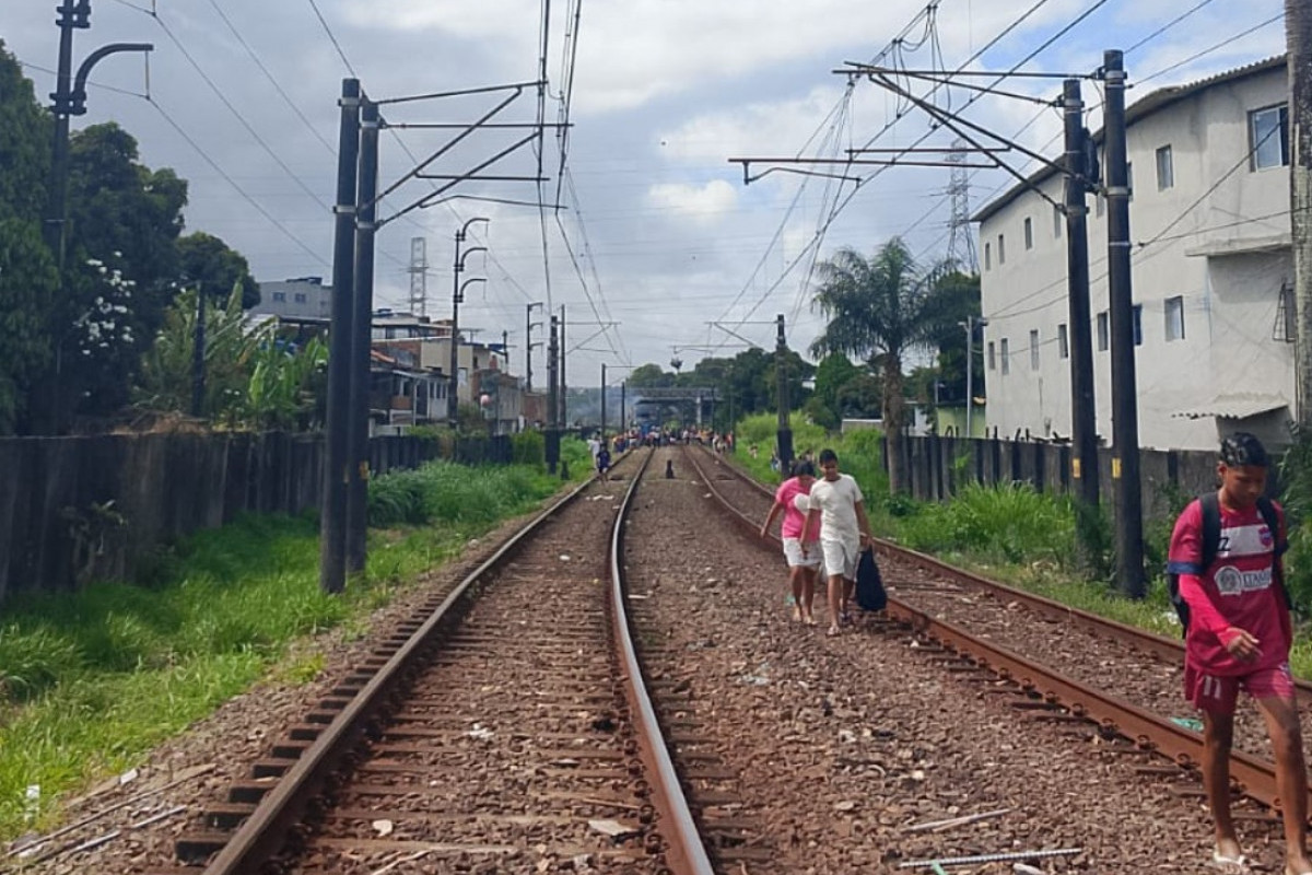 Pessoas saltaram dos vagões para os trilhos. (Foto: Reprodução)