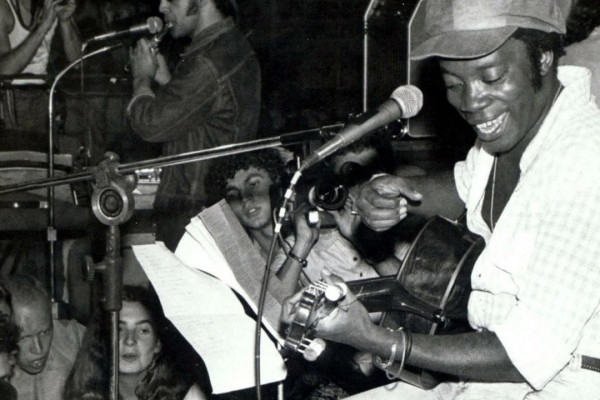 Milton Nascimento no show 'Minas', no ginásio do Mackenzie, em Belo Horizonte, 1975  (Foto: Arquivo EM/DA Press/1975)