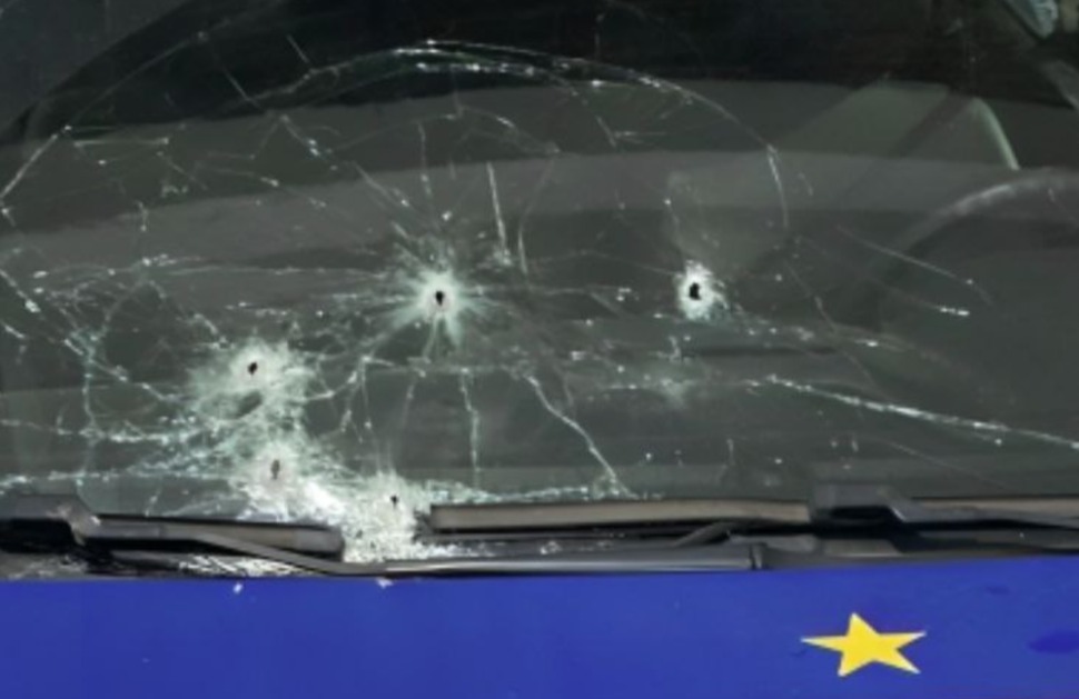 Imagem mostra viatura da Polícia Militar com marcas de tiro. (Foto: Reprodução) Imagem mostra viatura da Polícia Militar com marcas de tiro./Foto: Reprodução