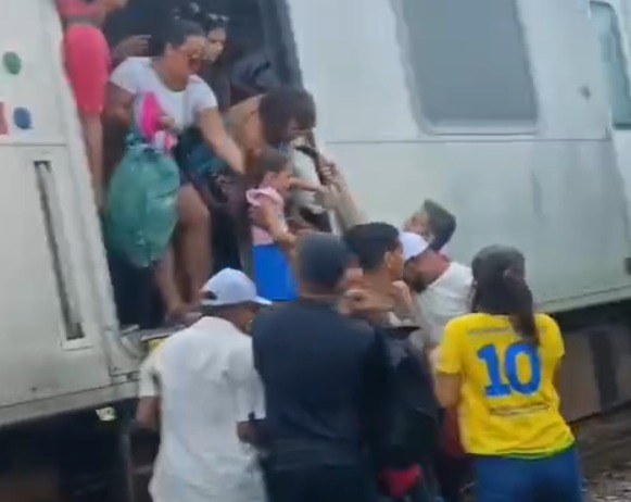 Pessoas saltaram dos vagões para os trilhos. (Foto: Reprodução)