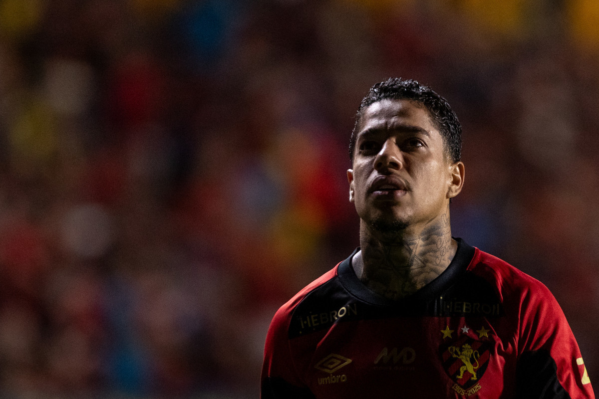 Recife, PE, 25/10/2025 - SPORT X MIRASSOL - Na noite deste sábado(25), a equipe do Sport recebeu a equipe do Mirassol pelo Campeonato Brasileiro da Serie A 2025 na Ilha do Retiro. Matheusinho/Rafael Vieira