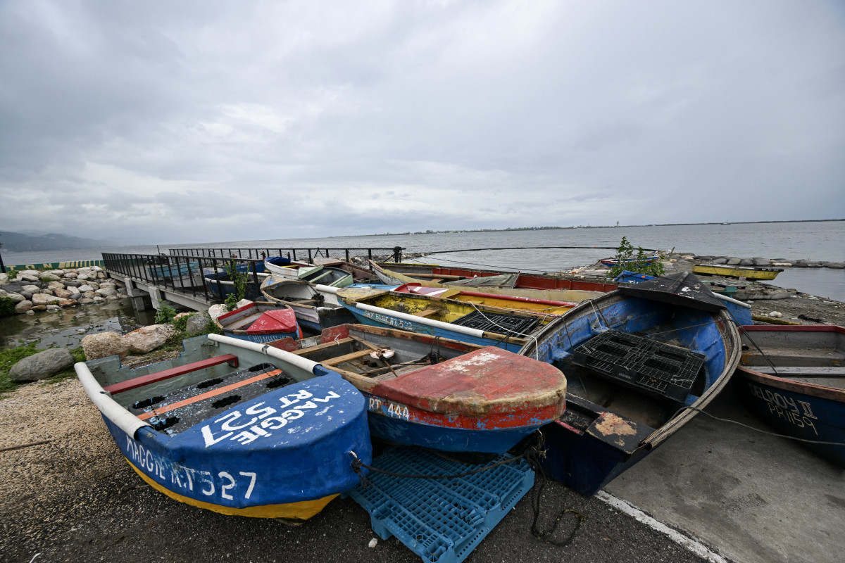 Barcos de pescadores amarrados em preparação para a chegada do furacão Melissa perto da vila de pescadores de Rae Town, em East Kingston, Jamaica, em 25 de outubro de 2025. A tempestade mortal Melissa ganhou força na tarde de sábado, tornando-se um furacão de categoria 1, com rápida intensificação prevista para o fim de semana, enquanto corta um curso preocupantemente lento em direção à ilha caribenha da Jamaica, segundo meteorologistas. (Foto de Ricardo Makyn / AFP) ( AFP)
