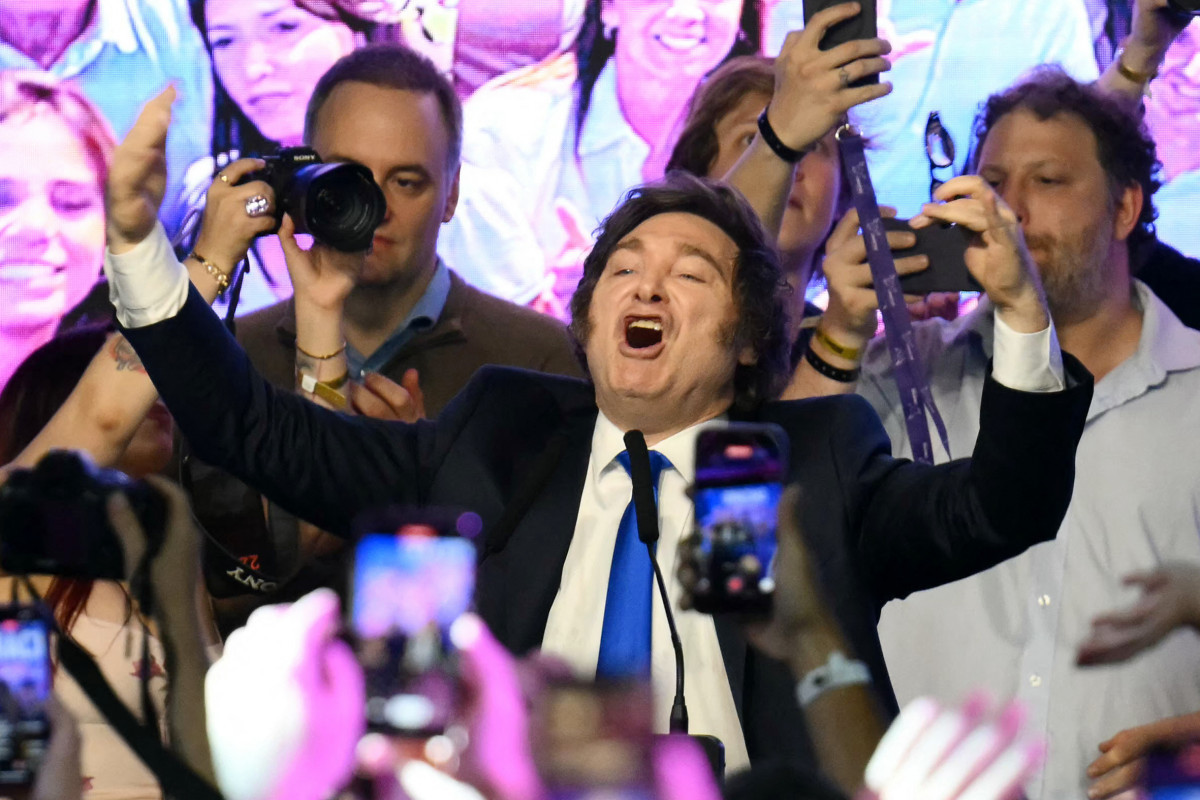Argentina's President Javier Milei celebrates at the ruling party's La Libertad Avanza headquarters following the results of the national midterm legislative election in Buenos Aires on October 26, 2025. Argentina's budget-slashing leader Javier Milei pulled off a stunning win in Sunday's midterm elections, boosting the flagging reform agenda of the US-backed right-winger. (Photo by Luis ROBAYO / AFP) (Foto: Luis ROBAYO / AFP)  Argentina's President Javier Milei celebrates at the ruling party's La Libertad Avanza headquarters following the results of the national midterm legislative election in Buenos Aires on October 26, 2025. Argentina's budget-slashing leader Javier Milei pulled off a stunning win in Sunday's midterm elections, boosting the flagging reform agenda of the US-backed right-winger. (Photo by Luis ROBAYO / AFP)/Foto: Luis ROBAYO / AFP
