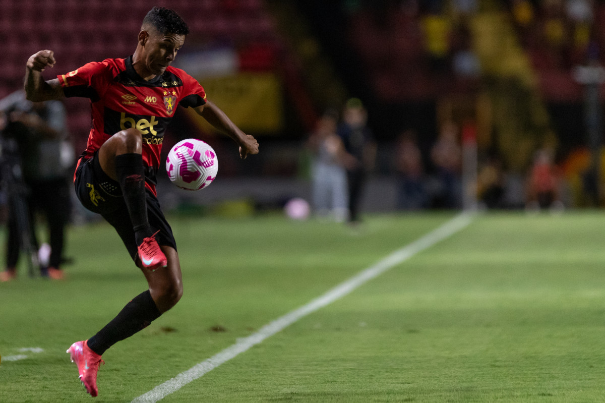 Recife, PE, 25/10/2025 - SPORT X MIRASSOL - Na noite deste sábado(25), a equipe do Sport recebeu a equipe do Mirassol pelo Campeonato Brasileiro da Serie A 2025 na Ilha do Retiro. Aderlan/Rafael Vieira