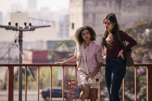 (Sophie Charlotte) e Joélly (Alana Cabral) chegam ao ponto de táxi (Foto: Globo/ Fabiano Battaglin)  (Sophie Charlotte) e Joélly (Alana Cabral) chegam ao ponto de táxi/Foto: Globo/ Fabiano Battaglin