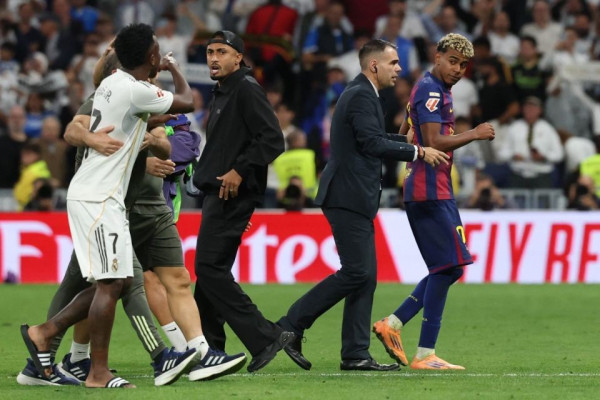 Vini Jr. e Lamine Yamal após jogo entre Real Madrid e Barcelona (OSCAR DEL POZO / AFP)