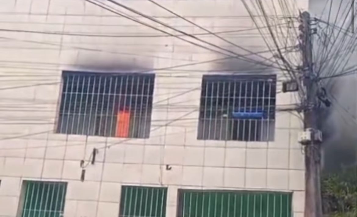 Incêdnio atingiu primeiro andar da casa (Foto: Reprodução/Instagram) Incêdnio atingiu primeiro andar da casa/Foto: Reprodução/Instagram