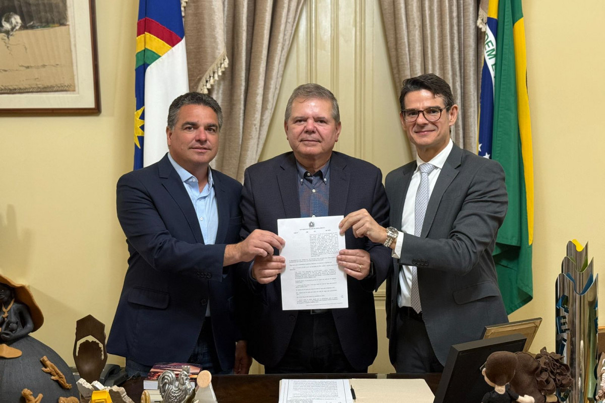 Governador em exercício Ricardo Paes Barreto sanciona lei que reserva 30% das vagas em concursos públicos e processos seletivos simplificados do Poder Executivo de Pernambuco (Foto: Divulgação) Governador em exercício Ricardo Paes Barreto sanciona lei que reserva 30% das vagas em concursos públicos e processos seletivos simplificados do Poder Executivo de Pernambuco/Foto: Divulgação