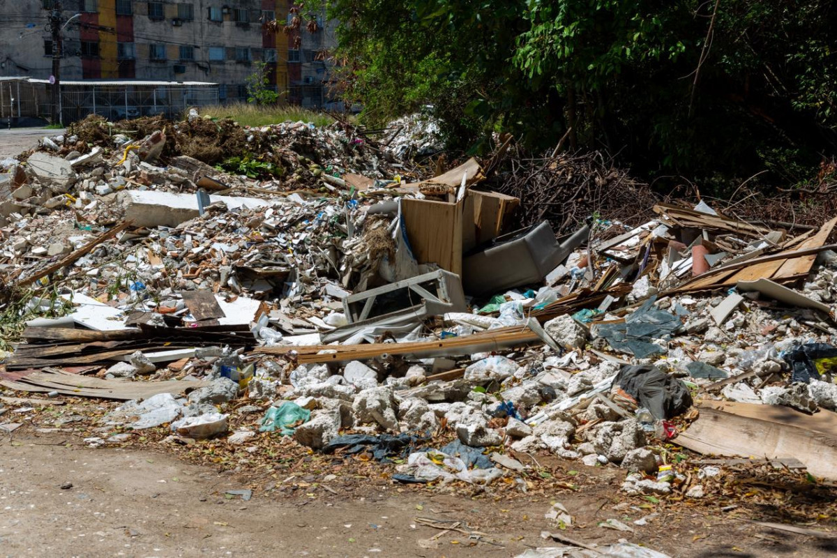 Entulhos próximos a área de mangue em Boa Viagem, Zona Sul do Recife (Foto: Rafael Vieira/DP Foto)