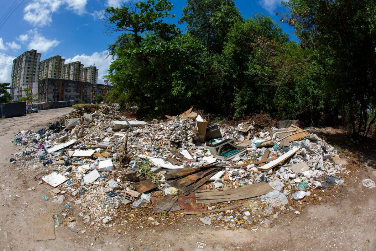 Entulhos próximos a área de mangue em Boa Viagem, Zona Sul do Recife (Foto: Rafael Vieira/DP Foto)