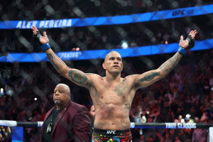 Alex "Poatan" Pereira recuperou o cintur&atilde;o dos meio-pesados (at&eacute; 92,9 kg) ao nocautear Magomed Ankalaev