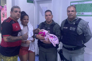 Policiais militares com os pais e a bebê na UPA da Paulista