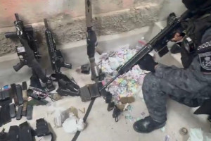 Forças de segurança apreenderam 10 fuzis durante ação contra o Comando Vermelhoe