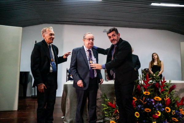 Roberto Pereira em cerimônia de posse na Academia Pernambucana de Letras  (Crysli Viana/DP Fotos)