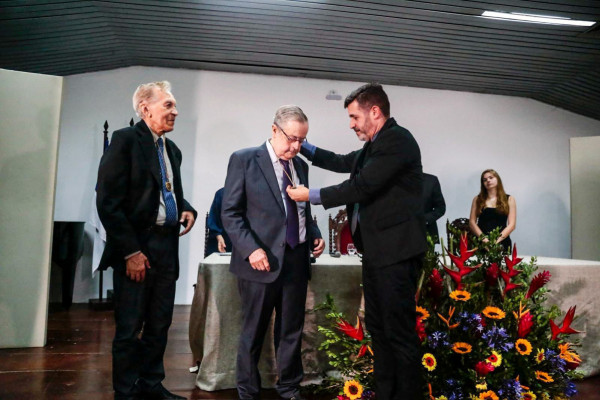 Roberto Pereira em cerimônia de posse na Academia Pernambucana de Letras  (Crysli Viana/DP Fotos)